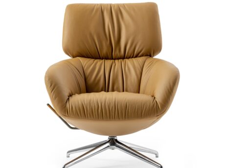 Leolux Lodey armchair camel leather in living room setting with Leolux sofas