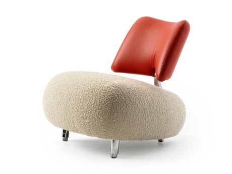 Leolux Pallone PA armchair sand bouclรฉ seat terracotta leather backrest angled view