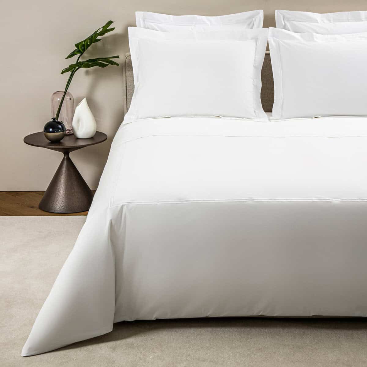 Frette Classic bed linen set in white, view 1