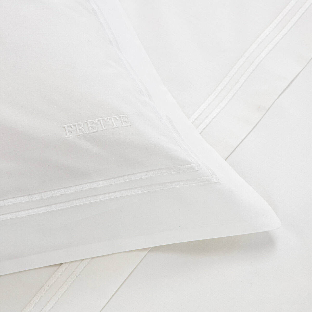 Frette Classic bed linen set in white, view 3