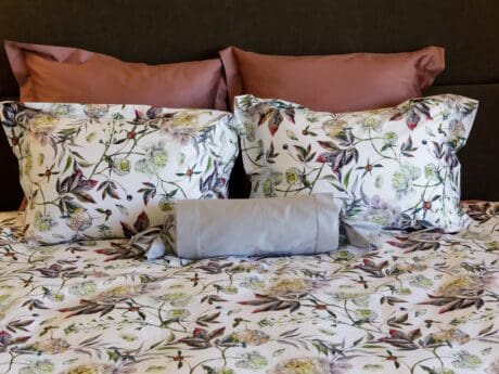 Von der Thannen Clay Peony bed linen set with pillows