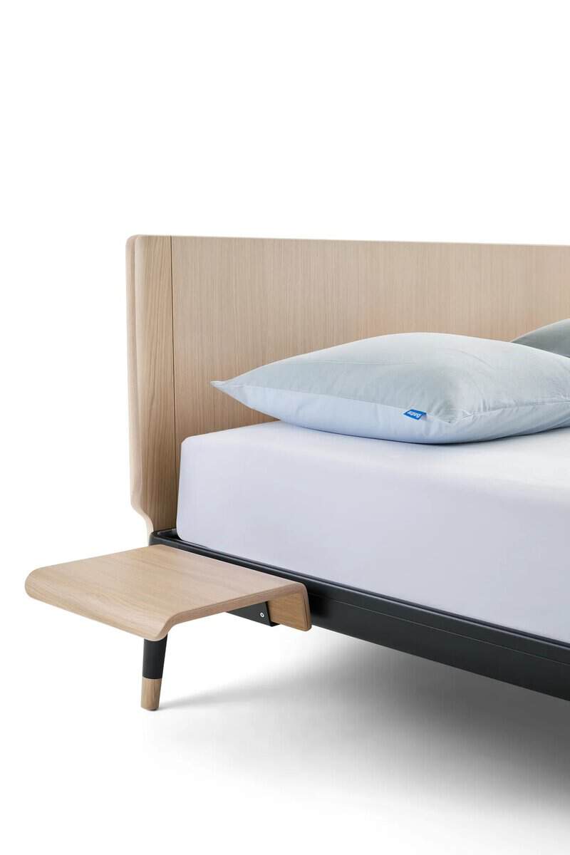Auping Essential bed with oak headboard, side table close-up