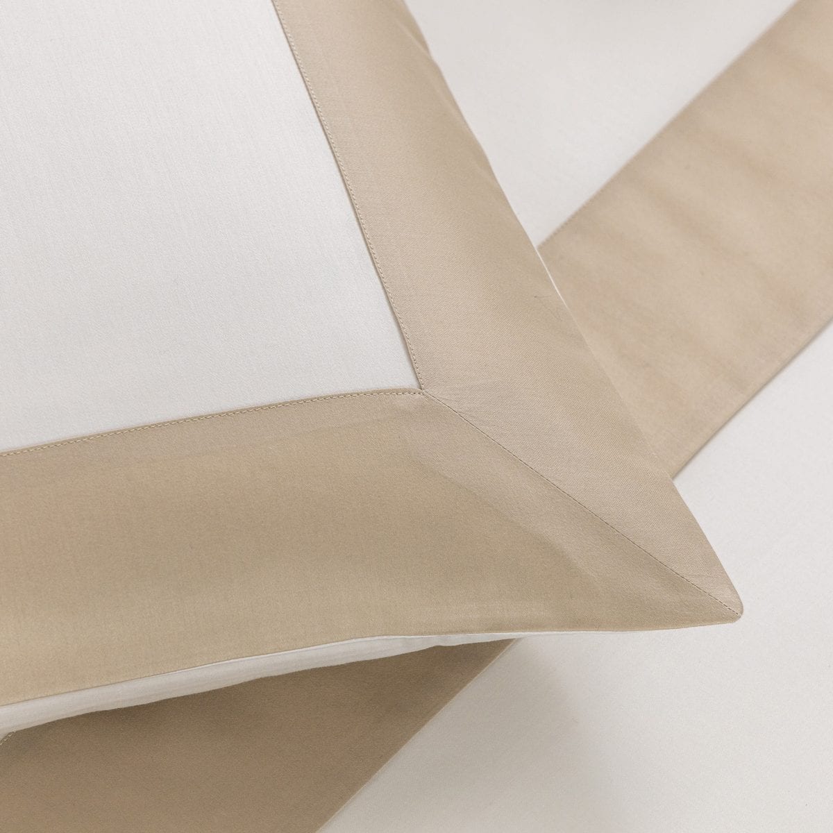 Close-up of the Frette Bold contrast border corner