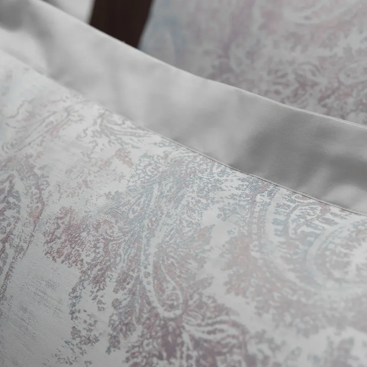 Graser Coletta, satin reverse side