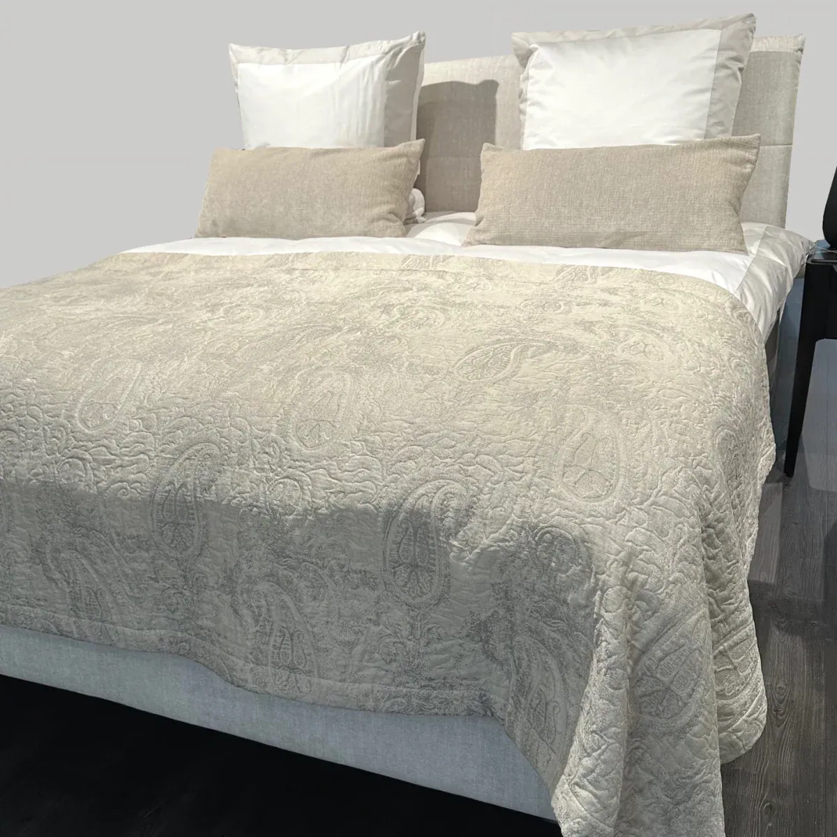 Graser Damasco Boutis bedspread in a bedroom
