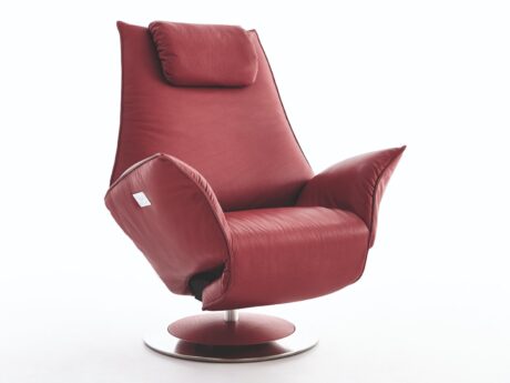 Koinor Safira recliner armchair in red leather, three-quarter view with control panel